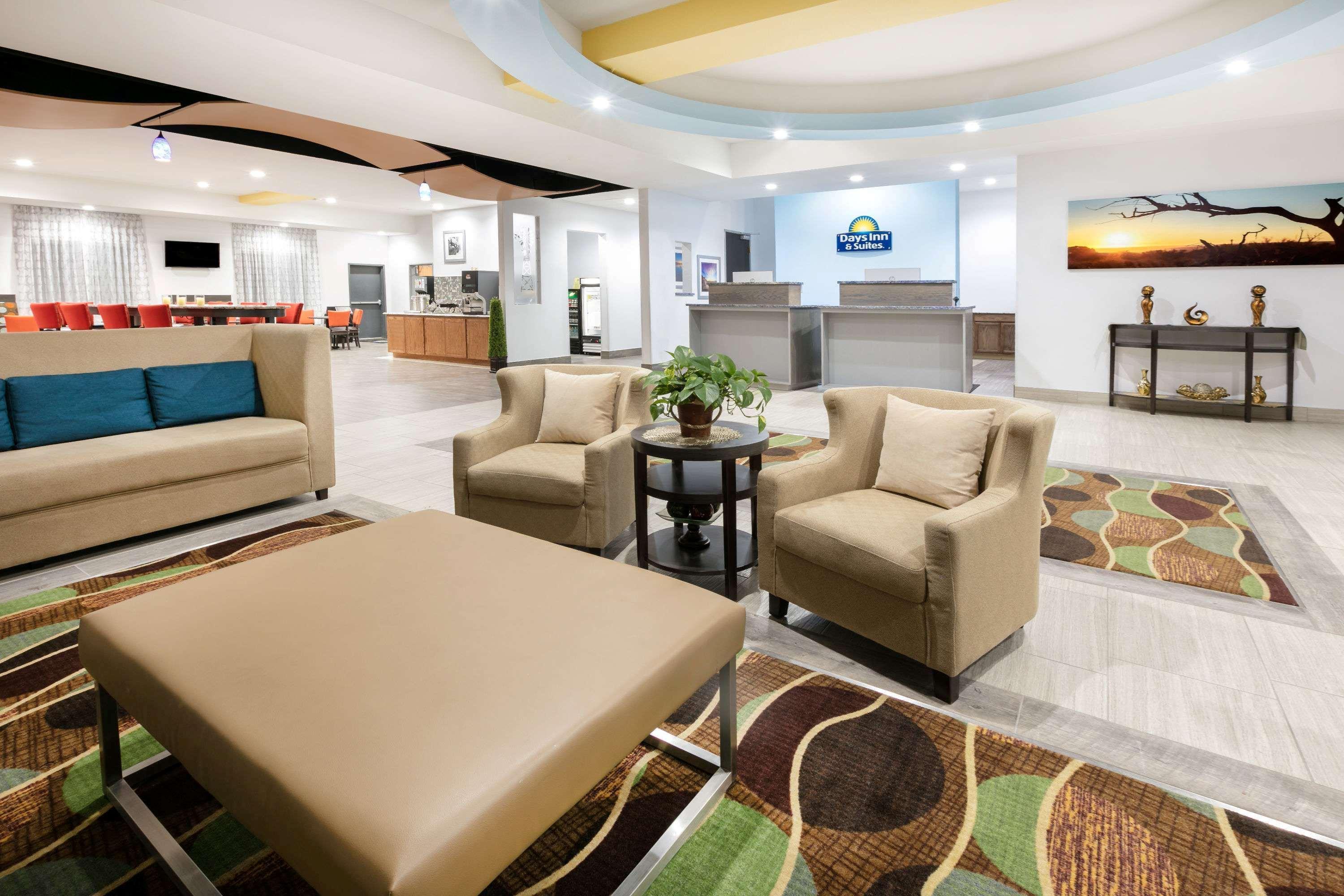 Days Inn & Suites By Wyndham Lubbock Medical Center Exterior photo