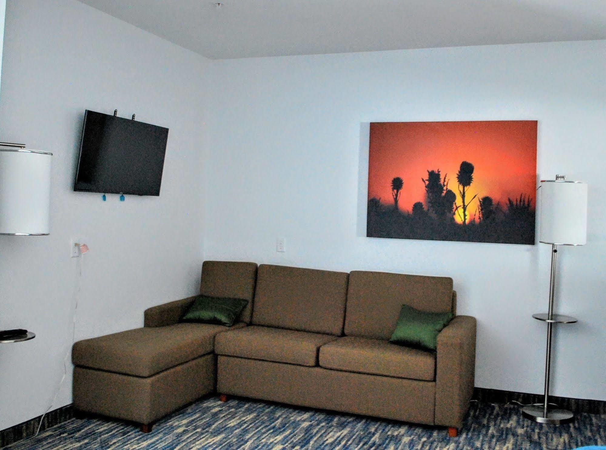 Days Inn & Suites By Wyndham Lubbock Medical Center Exterior photo